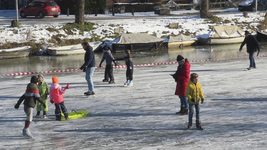 901380 Afbeelding van schaatsende kinderen op het dichtgevroren Merwedekanaal in het sluizencomplex bij de Keulsekade ...